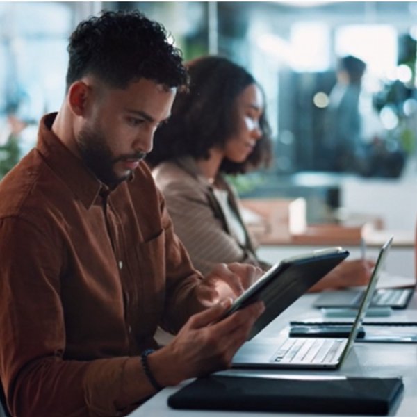 Pesquisa, tablet e negócios com homem no escritório para planejamento, gerenciamento de rpa e desenvolvimento de software ai.