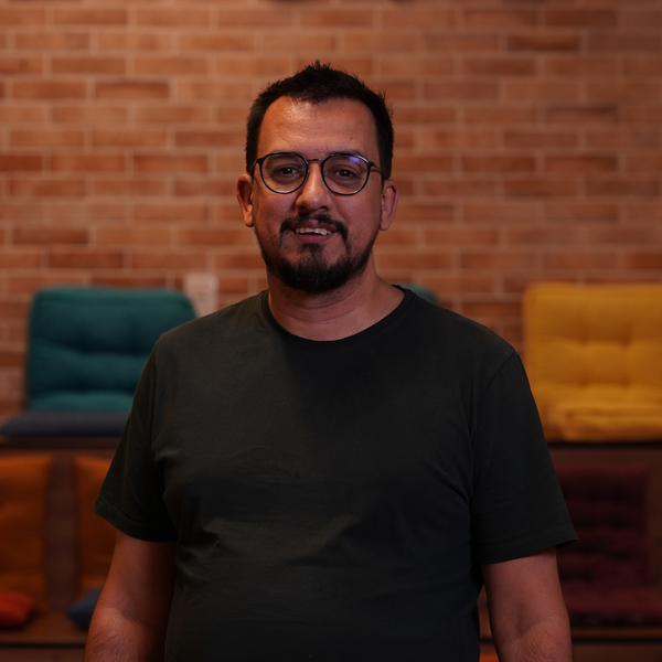 Domingos, homem branco de cabelo e barba pretos, usa &oacute;culos e camisa pretos. Est&aacute; sorrindo.
