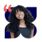 Eduarda, mulher parda de olhos pretos e cabelo cacheado preto na altura dos ombros com franja, em fundo azul-marinho. Ela sorri e veste uma blusa preta.
