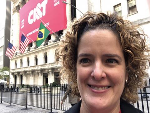 Elisa in front of CI&T fa&ccedil;ade banner at the NYSE
